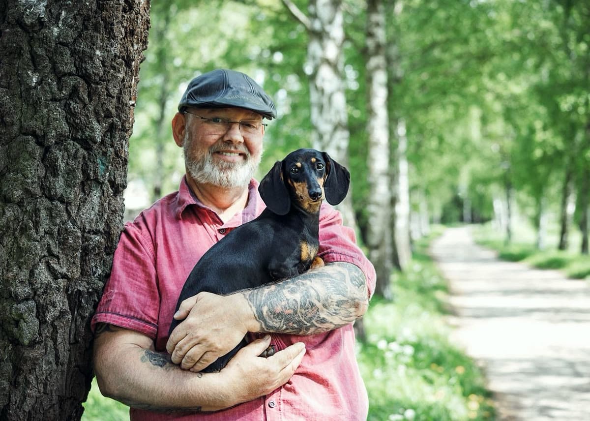 Gunnar Ernst Konther mit einem seiner Dackel
